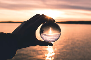 photo-displays-person-holding-ball-with-reflection