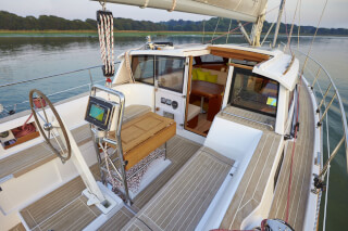 Sirius 40 DS Cockpit features a pivoting helm station. Photo by Sirius Werft.